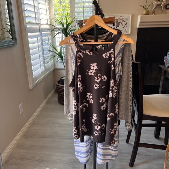 Torrid Tank Womens Size 1 Studio Knit High Neck Keyhole Back Floral Lightweight - Picture 15 of 15